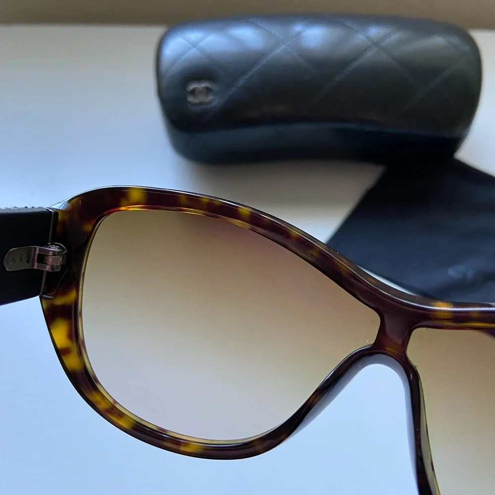 CHANEL authentic come